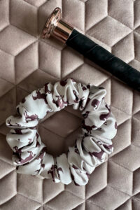 SILKY DESIRE SCRUNCHIE Satynowa gumka do włosów KONIE