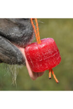 CANDY BELLS Lizawka dla konia WIŚNIA - obrazek 2